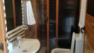 Habitación doble, balcón, vista al río | Baño | Regadera y toallas