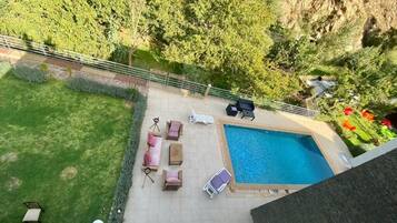 Ulkouima-allas, aurinkovarjoja, aurinkotuoleja