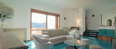 Villa, balcón, vista a la ciudad | Área de sala de estar