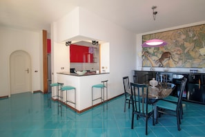 Villa, balcón, vistas a la ciudad | Restauración
