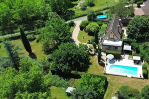 A large house with a swimming pool, surrounded by lush greenery and a well-maintained lawn. - Les hauts de saint germain (Saint-Germain-de-Belvès)