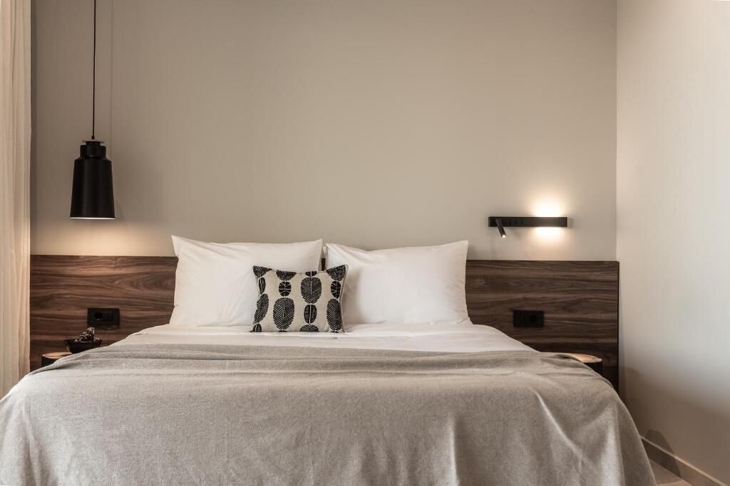 Executive Suite | In-room safe, desk, soundproofing, iron/ironing board