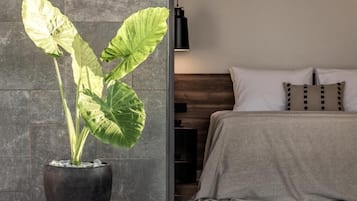 Tallelokero huoneessa, työpöytä, äänieristys, silitysrauta/-lauta