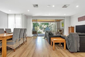 TV, books - Filmer Art Gallery | 3BR, Kayaks, BBQ, Study, Wi-Fi (Glengowrie)
