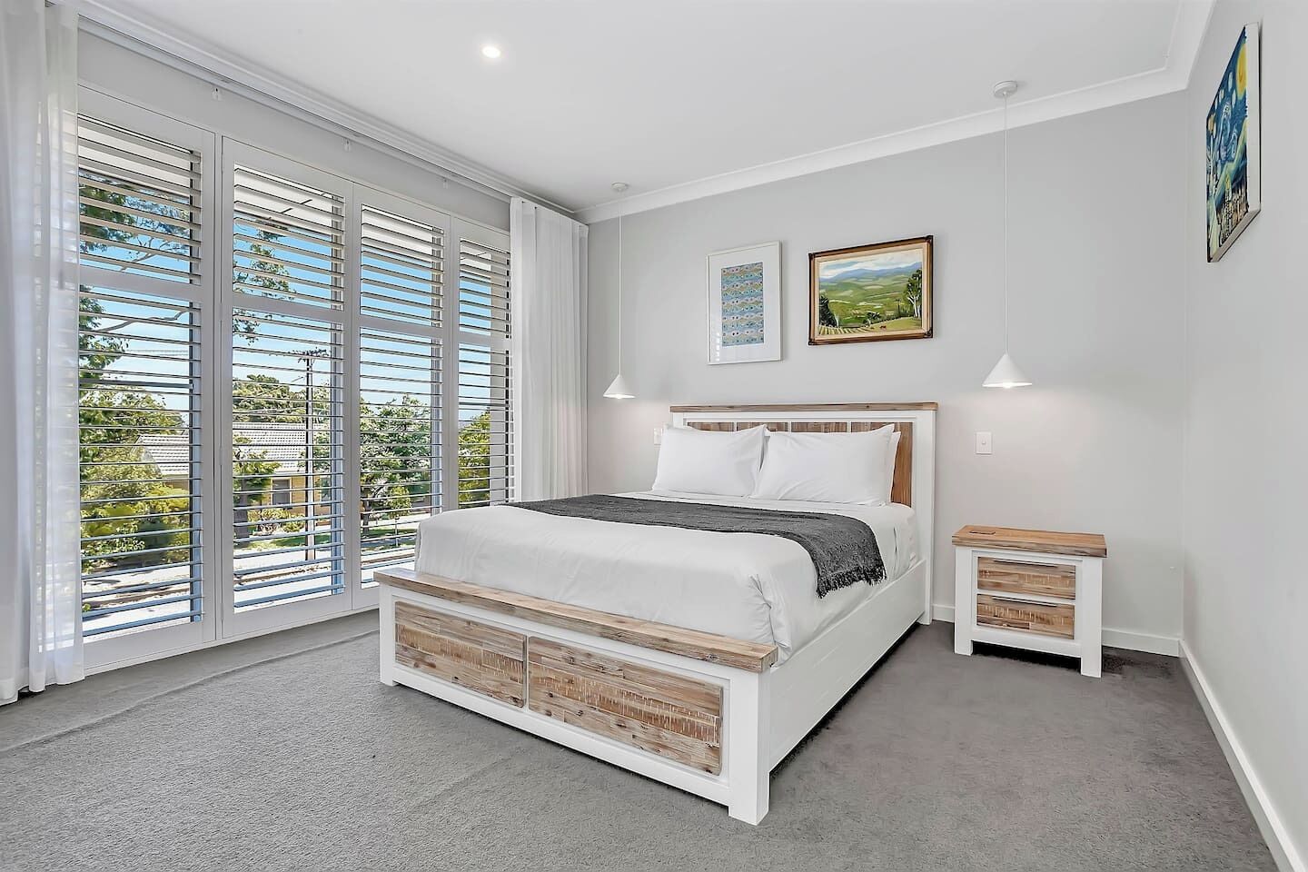 Desk, iron/ironing board, WiFi, bed sheets