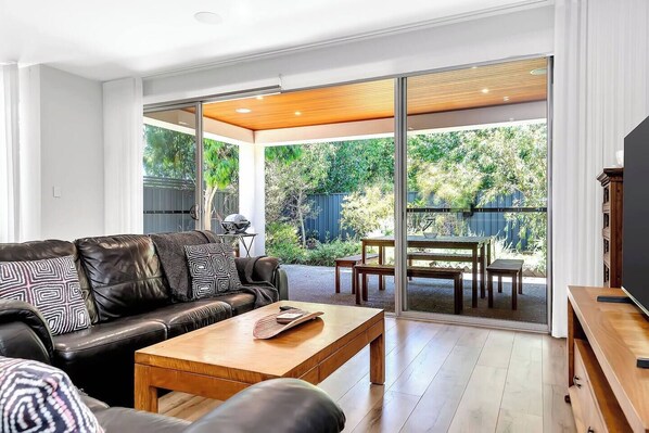 TV, books - Filmer Art Gallery | 3BR, Kayaks, BBQ, Study, Wi-Fi (Glengowrie)