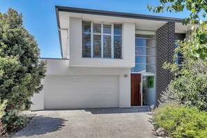 Exterior - Filmer Art Gallery | 3BR, Kayaks, BBQ, Study, Wi-Fi (Glengowrie)