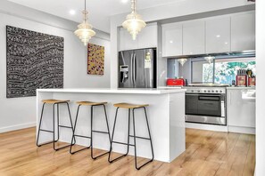 Fridge, microwave, oven, stovetop - Filmer Art Gallery | 3BR, Kayaks, BBQ, Study, Wi-Fi (Glengowrie)