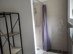 Ducha, secador de pelo, toallas, jabón