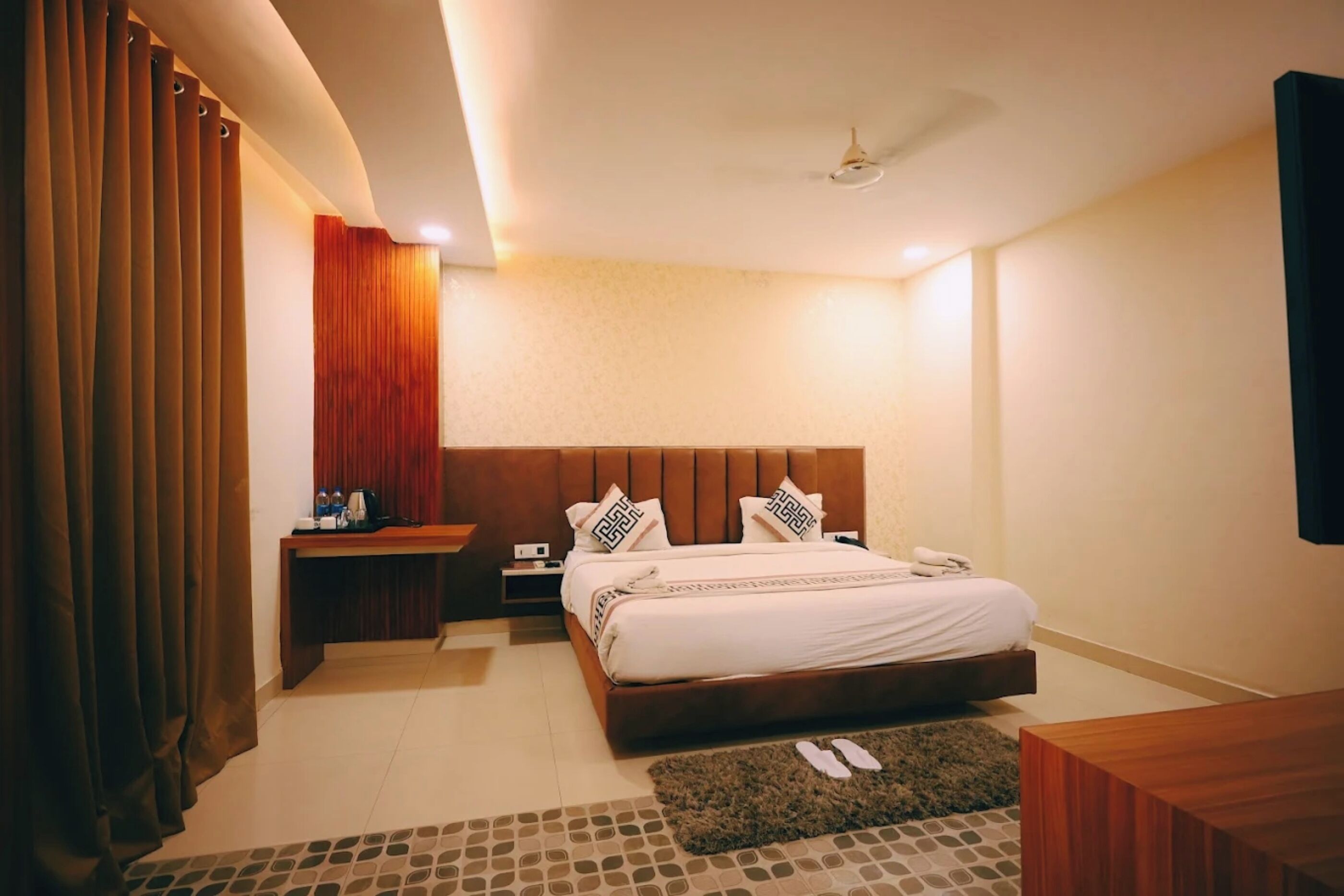 Deluxe Double Room, Air conditioning | Hypo-allergenic bedding, desk, soundproofing, free WiFi