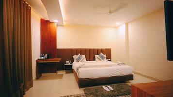 Deluxe Double Room, Air conditioning | Hypo-allergenic bedding, desk, soundproofing, free WiFi