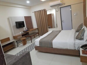 Deluxe Double Room, Air conditioning | Hypo-allergenic bedding, desk, soundproofing, free WiFi - Premium Hotel S-A-N-T-O-O-R Varanasi  (Varanasi)