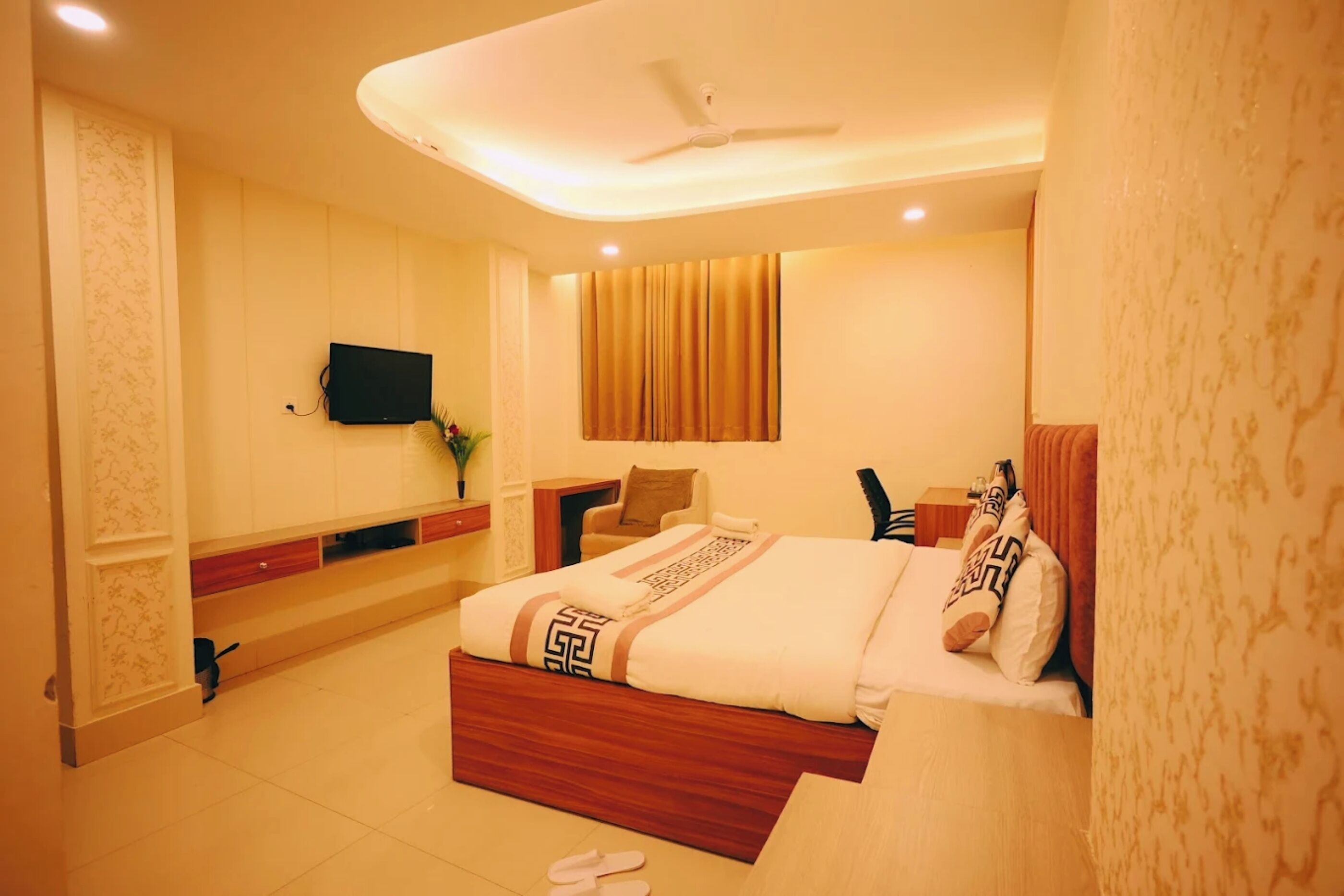 Deluxe Double Room, Air conditioning | Hypo-allergenic bedding, desk, soundproofing, free WiFi