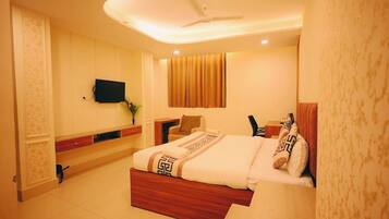 Deluxe Double Room, Air conditioning | Hypo-allergenic bedding, desk, soundproofing, free WiFi