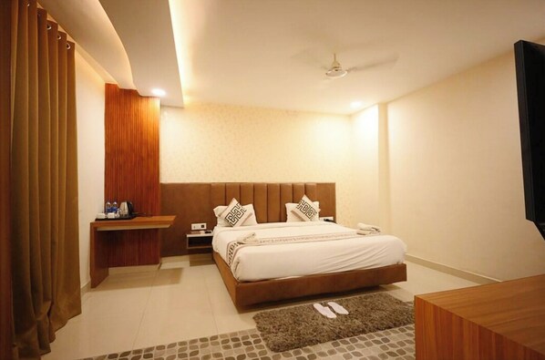 Hypo-allergenic bedding, desk, soundproofing, free WiFi - Premium Hotel S-A-N-T-O-O-R Varanasi  (Varanasi)