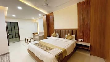 Premium Double Room, Air conditioning | Hypo-allergenic bedding, desk, soundproofing, free WiFi