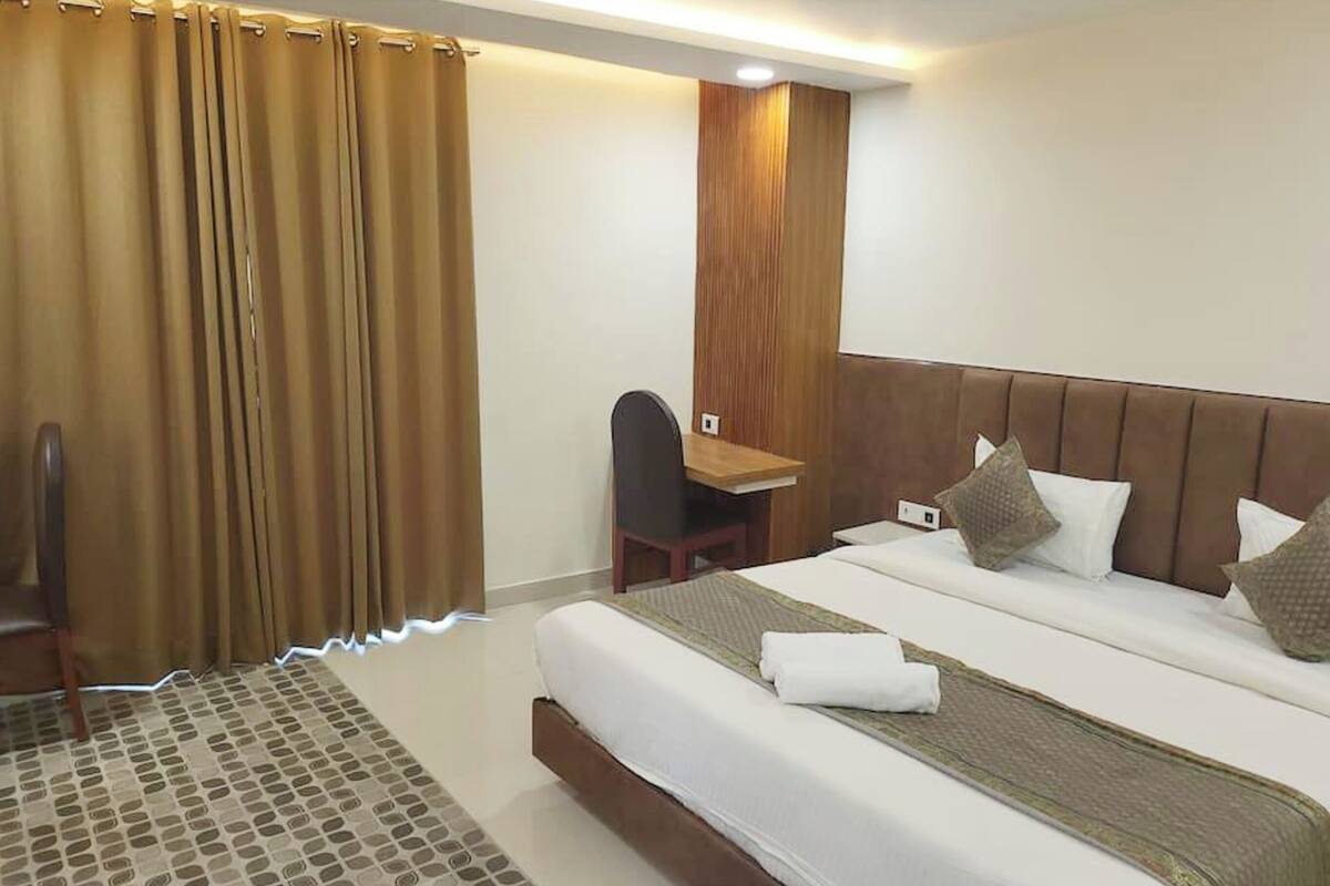 Hypo-allergenic bedding, desk, soundproofing, free WiFi