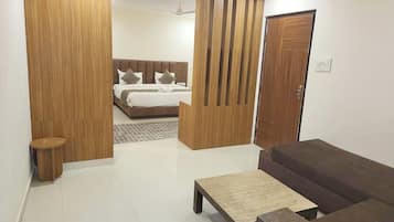 Superior Double Room, Air conditioning | Hypo-allergenic bedding, desk, soundproofing, free WiFi