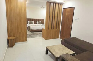 Superior Double Room, Air conditioning | Hypo-allergenic bedding, desk, soundproofing, free WiFi