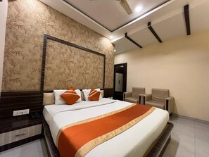 Desk, free WiFi - Shri Sai Hotel Azamgarh (Azamgarh)