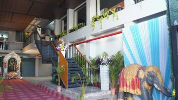 المنطقة المحيطة بالمنشأة