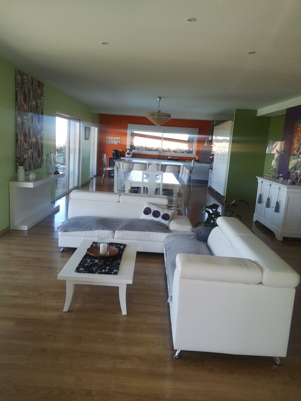 Televisión, libros y impresora 