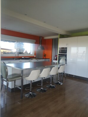 Dining - House with infinity pool and exceptional view of the Lauragais region (Puéchoursi)