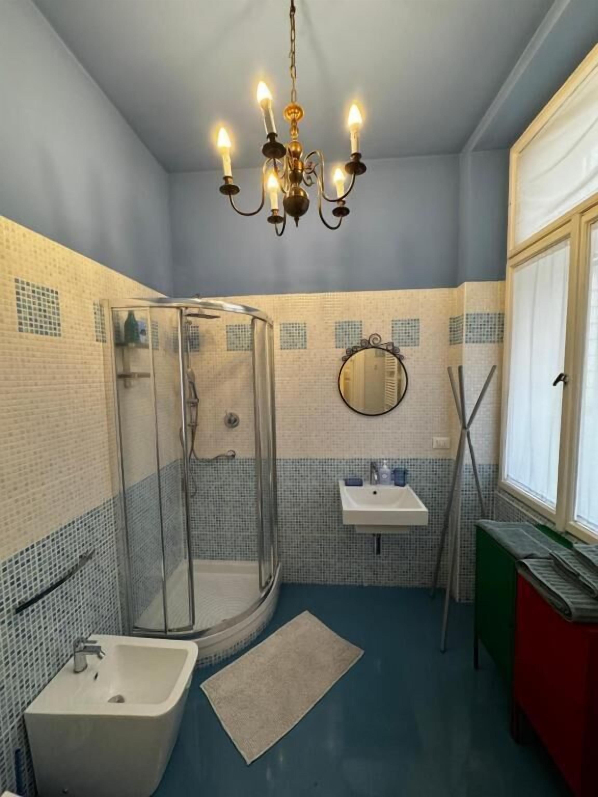 Habitación superior con 2 camas individuales | Baño