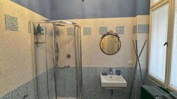 Habitación superior con 2 camas individuales | Baño