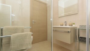 Shower, hair dryer, towels - Villa Mattuzzi by Villas Guide (Loborika)