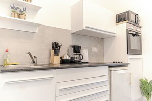 Apartamento básico | Cozinha privada | Frigobar, micro-ondas, fogão, cooktop