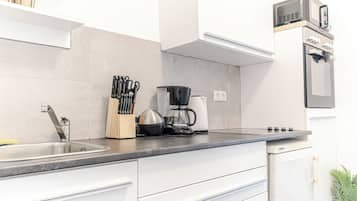 Basic Apartment | Private kitchen | Mini-fridge, microwave, oven, stovetop