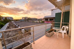 Outdoor dining - Charming 1-bedroom apartment with AC in Tambon Karon zen 8 (Tambon Karon)