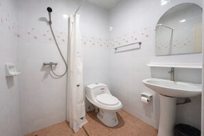 Towels, soap, toilet paper - Charming 1-bedroom apartment with AC in Tambon Karon zen 8 (Tambon Karon)