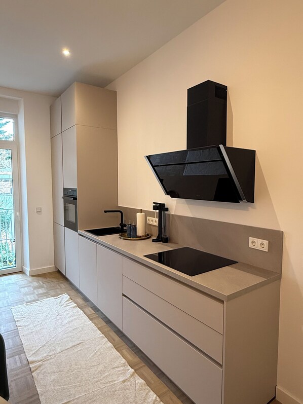 Microwave, oven, stovetop, dishwasher - Cozy City Apartment - Quiet Area (Kaiserslautern)