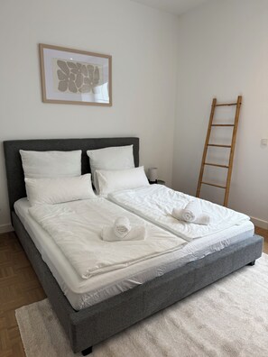 Tabla de planchar con plancha, wifi, ropa de cama