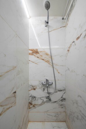 Shower, hair dryer, towels, shampoo - Maria Louiza apartment close to the center (Kallithea)