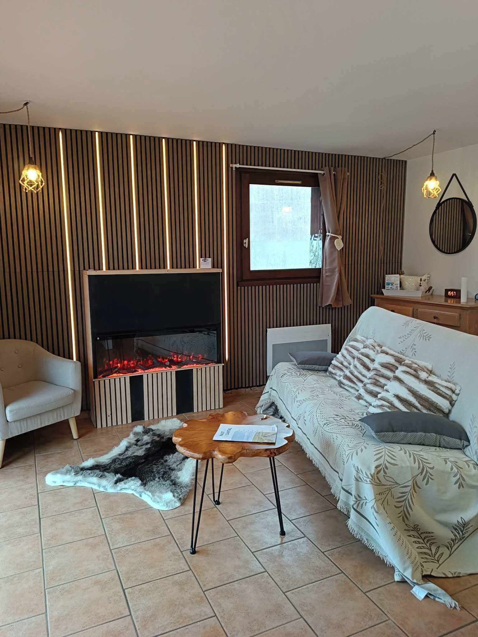 Una sala de estar moderna con chimenea, un sofá, un sillón y una mesa de centro.