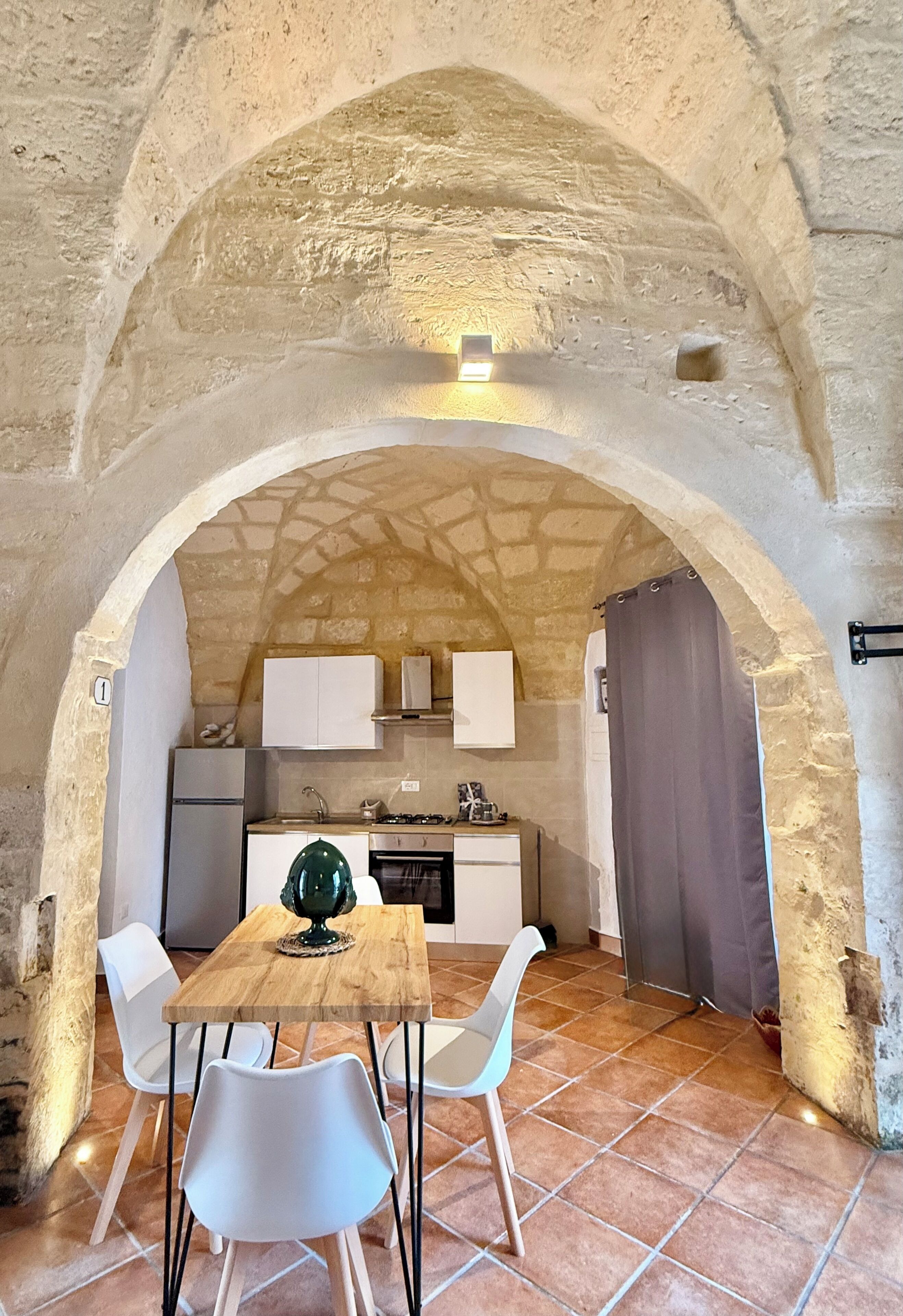 Comfort Studio Suite | Private kitchen | Electric kettle, dining tables