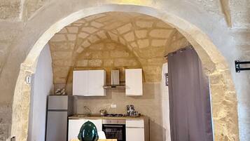 Comfort Studio Suite | Private kitchen | Electric kettle, dining tables