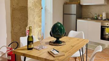 Suite monolocale Comfort | Area soggiorno | TV a schermo piatto 40 pollici con canali via cavo