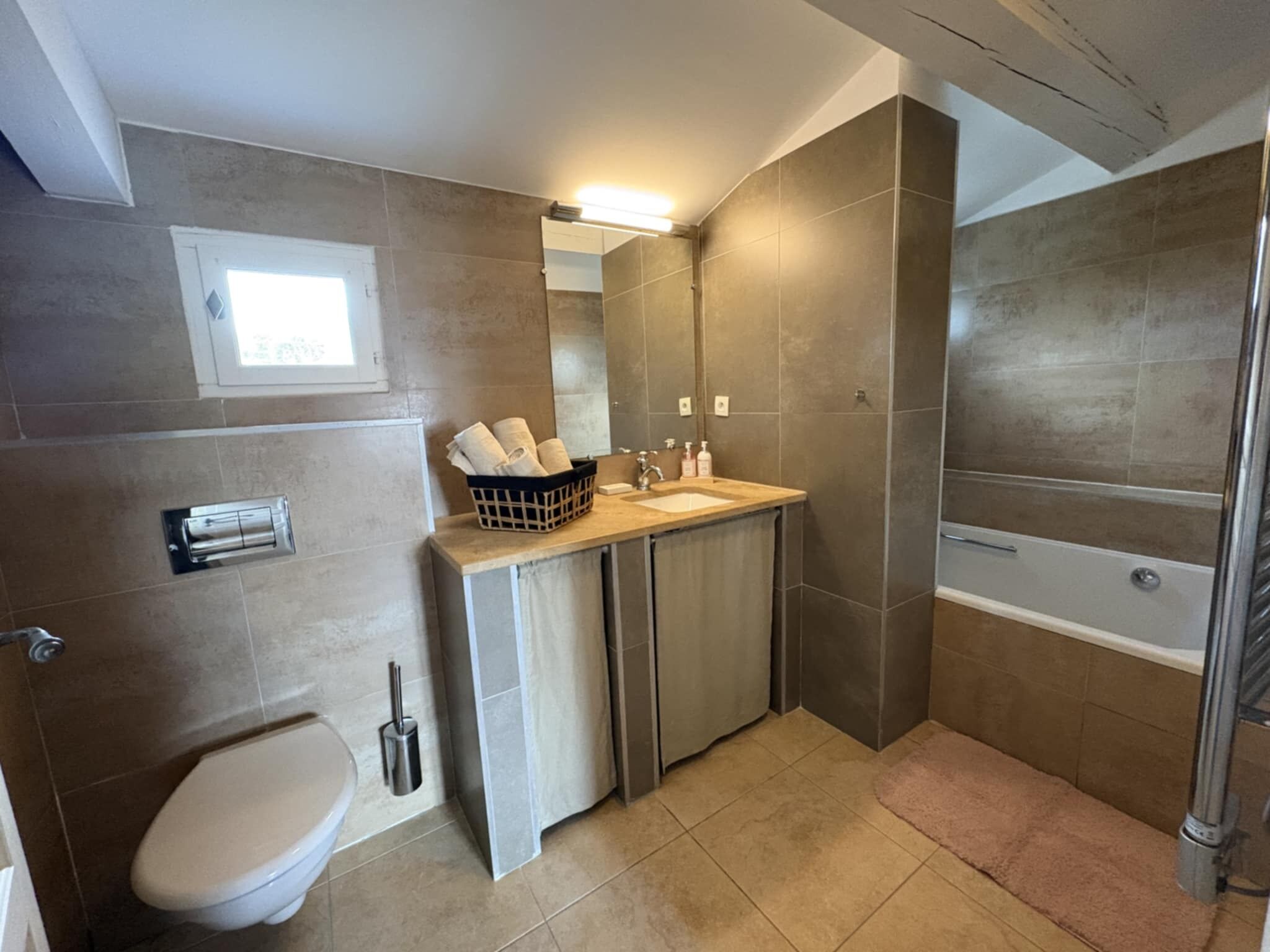 Douche, serviettes fournies, papier toilette