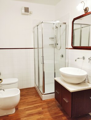 Hair dryer, towels, toilet paper - Fegi Suite Lake Garda -Sirmione, Desenzano - Private garden and pool (Desenzano del Garda)