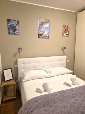 1 bedroom, iron/ironing board, WiFi, bed sheets - Fegi Suite Lake Garda -Sirmione, Desenzano - Private garden and pool (Desenzano del Garda)