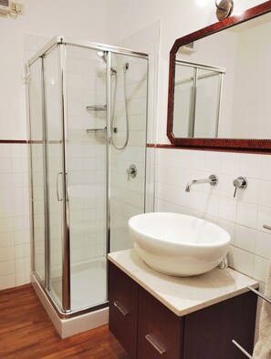 Sèche-cheveux, serviettes fournies, papier toilette