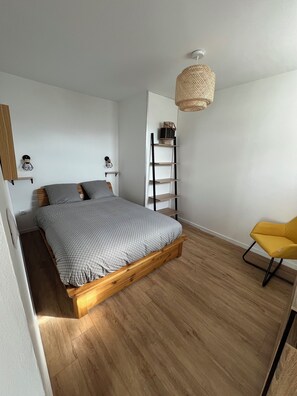 Een strijkplank/strijkijzer, wifi, beddengoed