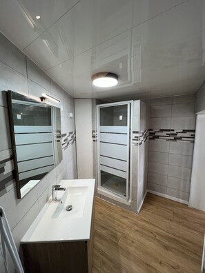 Een haardroger, handdoeken, zeep, toiletpapier