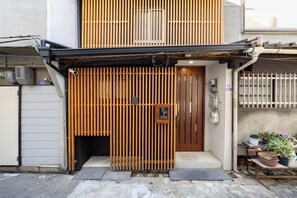 Konaklama yerinin ön cephesi