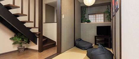 Deluxe House, Balcony