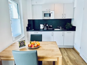 Appartement, vue ville | Cuisine privée | Réfrigérateur, micro-ondes, four, plaque de cuisson